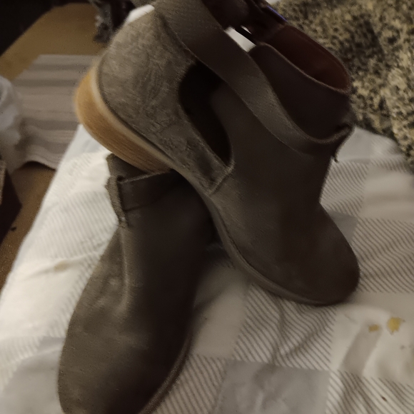 TARA M KEEGAN ANKLE BOOTS - Picture 12 of 12